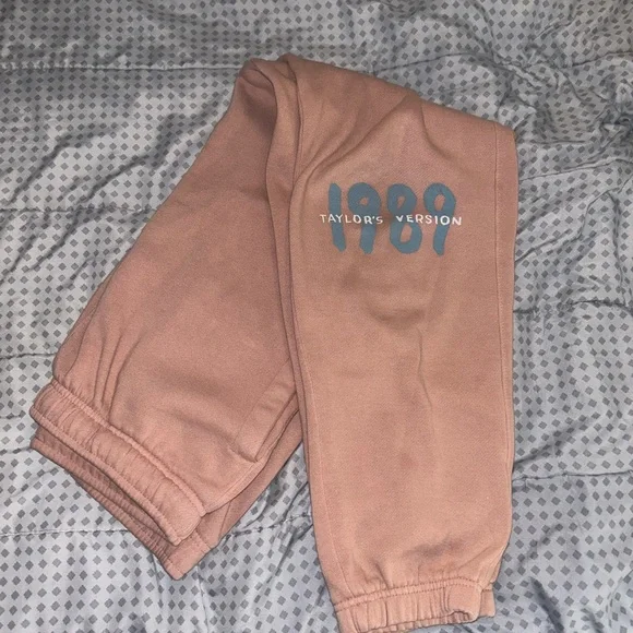 1989 (TAYLORS VERSION) PINK SWEATPANTS - Picture 1 of 3